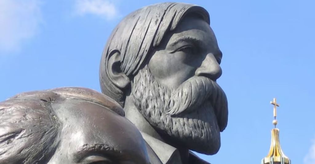 En staty av en mustaschklädd man.