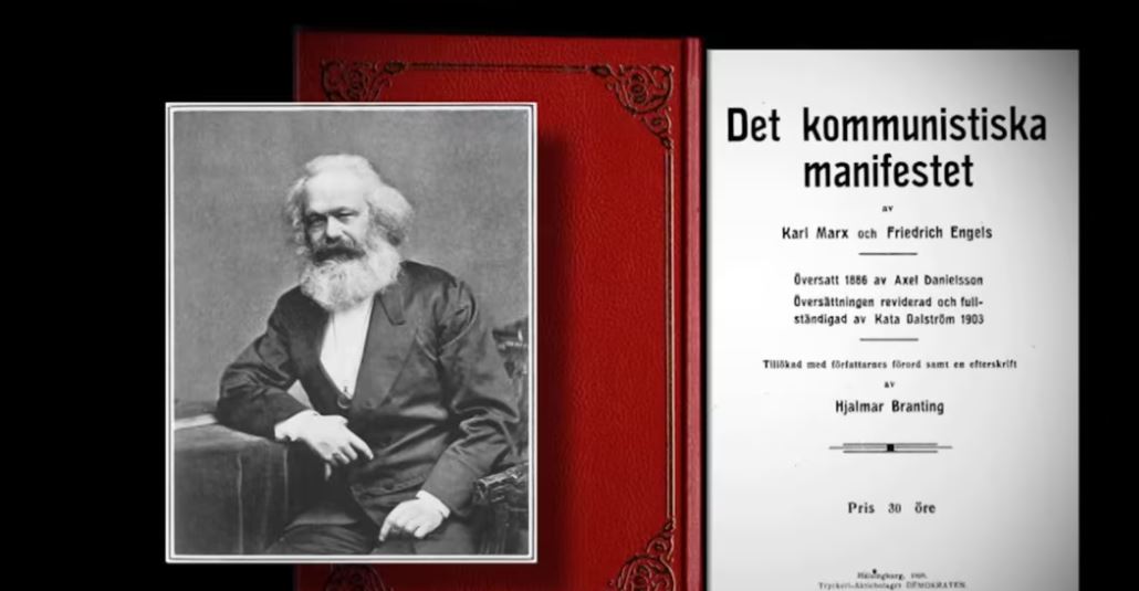 En bok med texten Det kommunistiska manifestet.