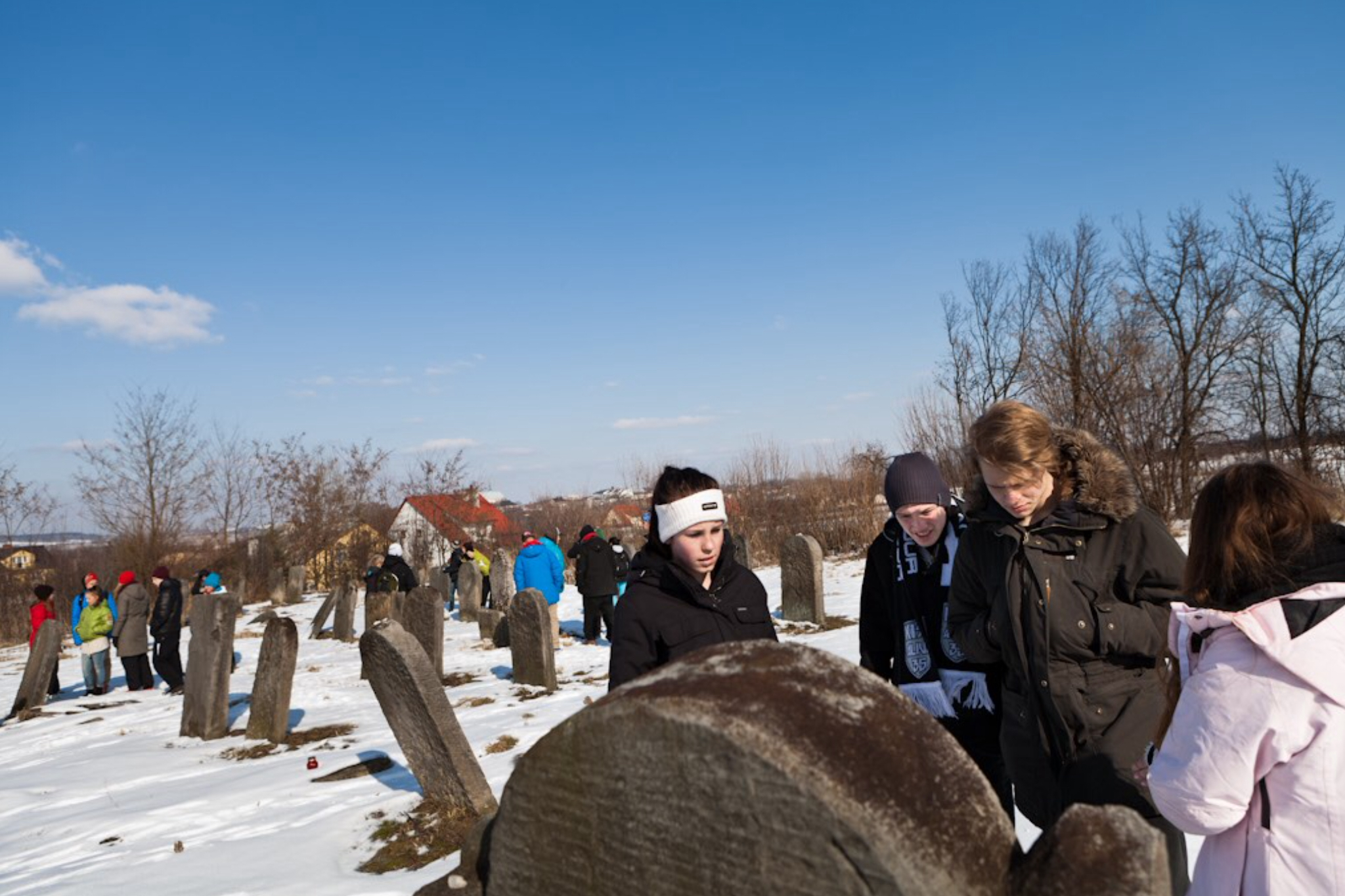 Bilden visar skolungdomar på en begravningsplats.