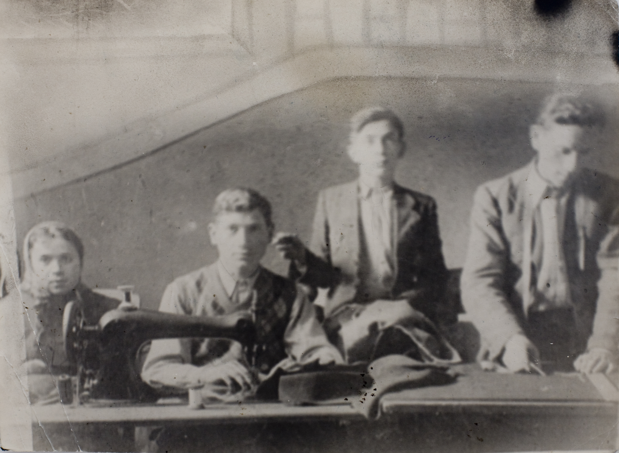 Ett svartvitt foto föreställande fyra yngre personer.