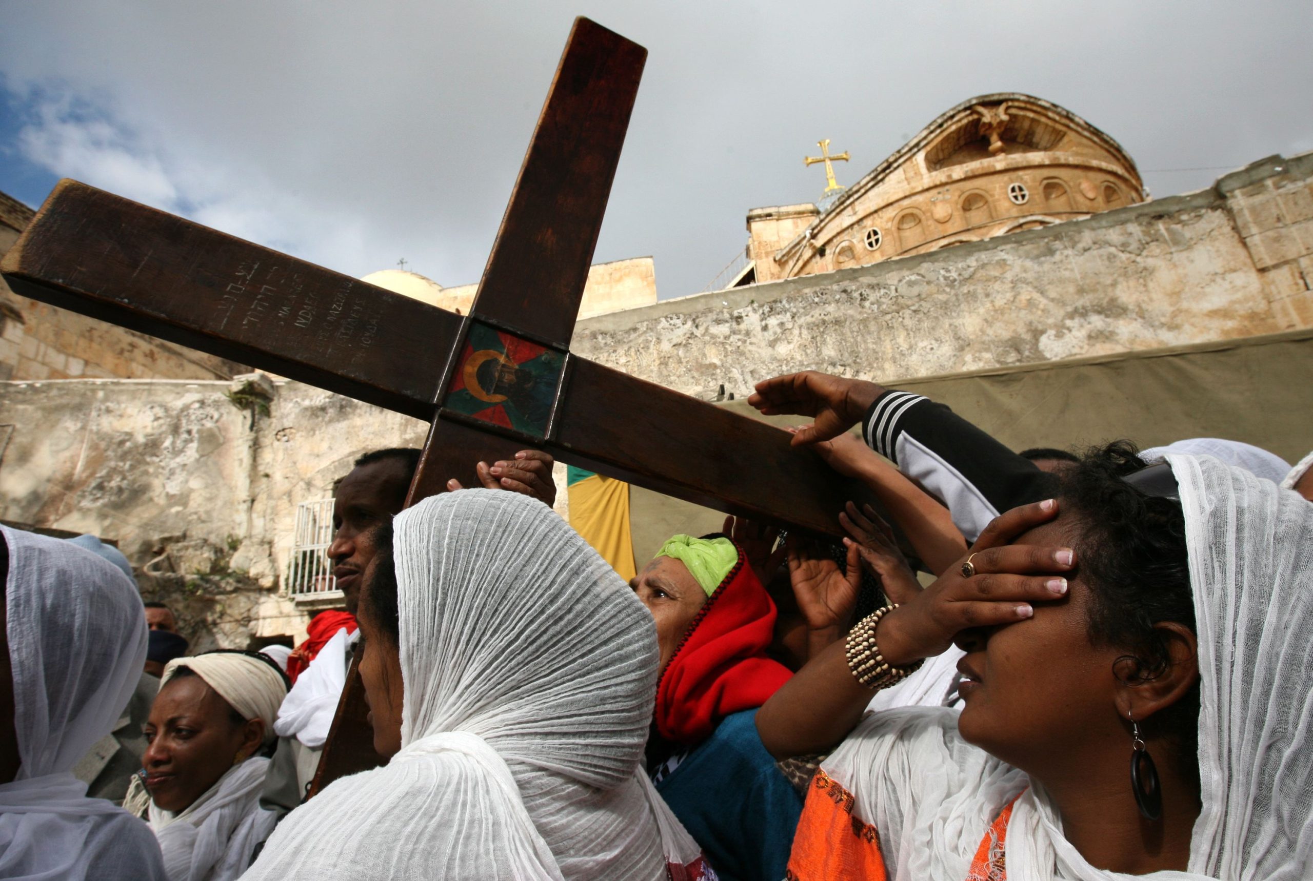 Bilden visar kvinnor som bär på ett stort kors.