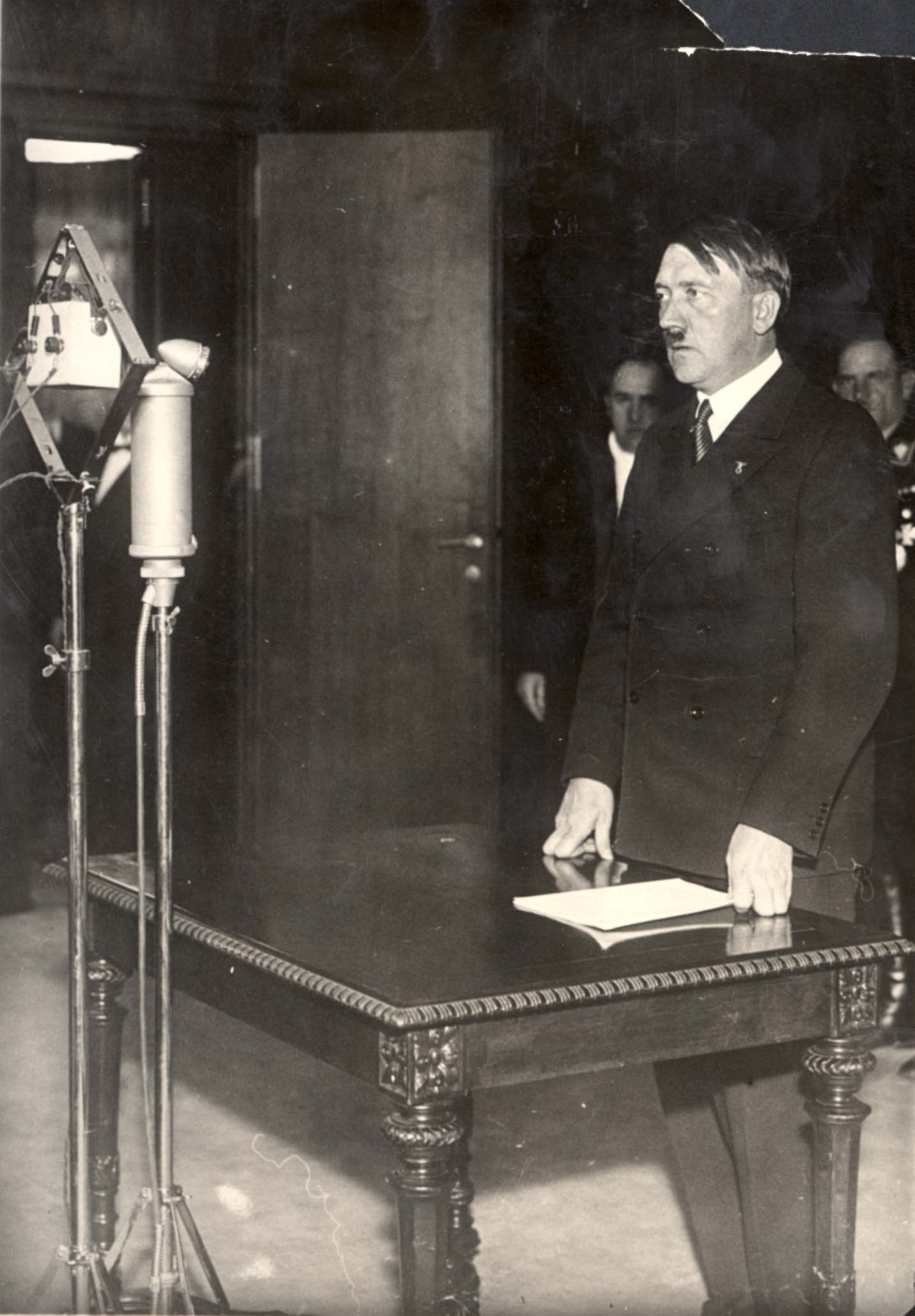 Adolf Hitler talar vid en mikrofon.