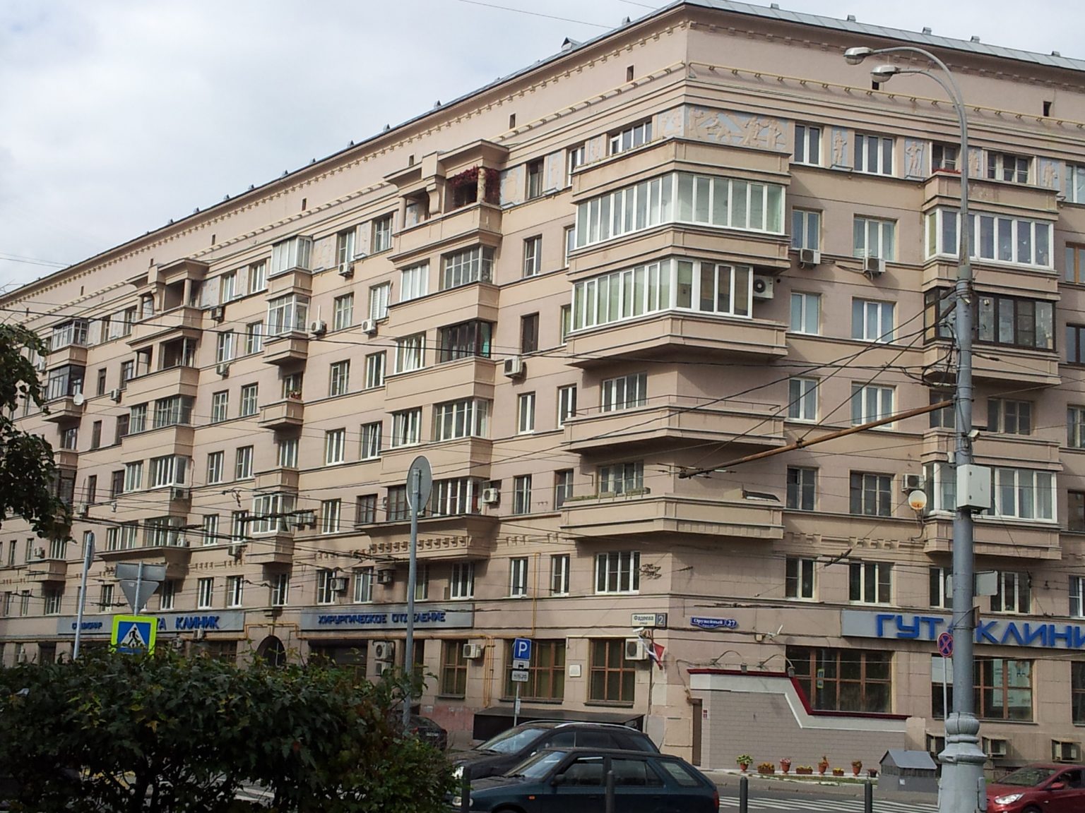 Ett stort lägenhetshus i sju våningar med beige fasad.