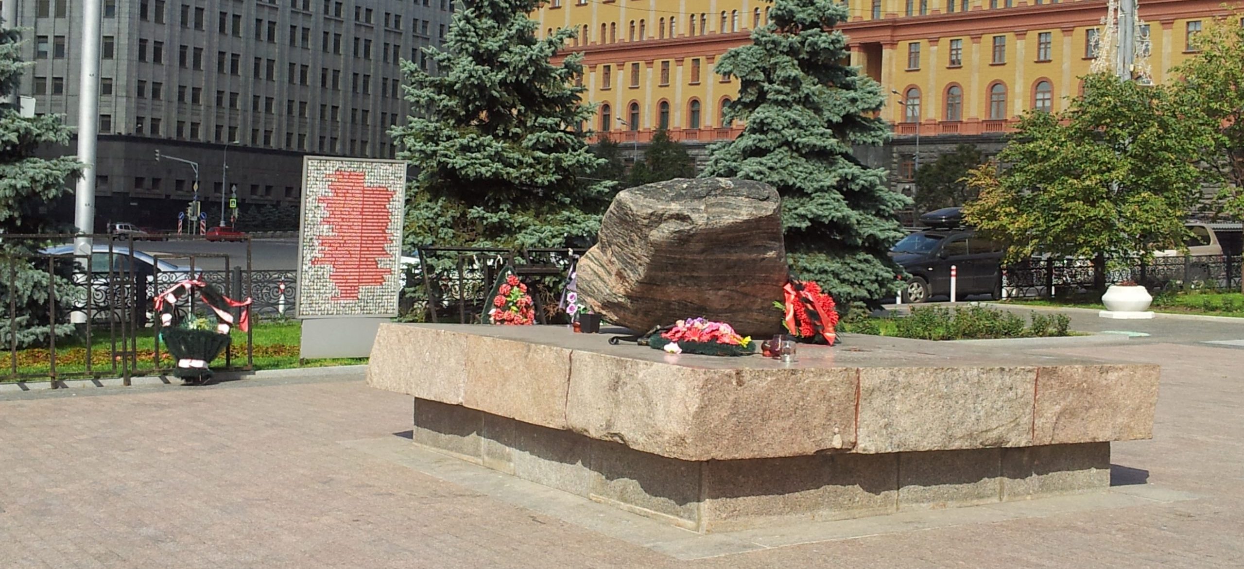 Ett monument bestående av en stenbumling.