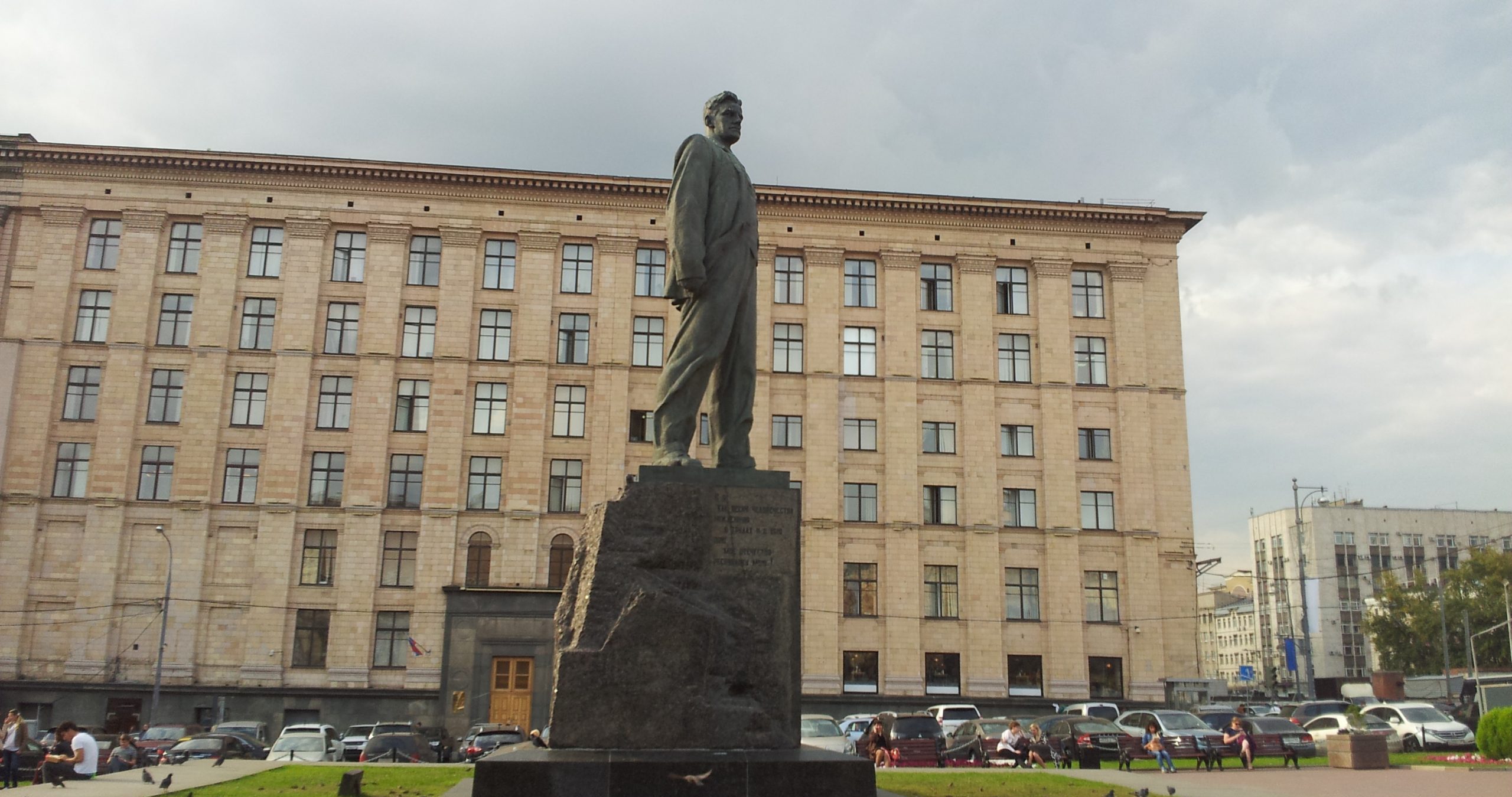 En staty av Vladimir Majakovskij blickar ut över Triumftorget.