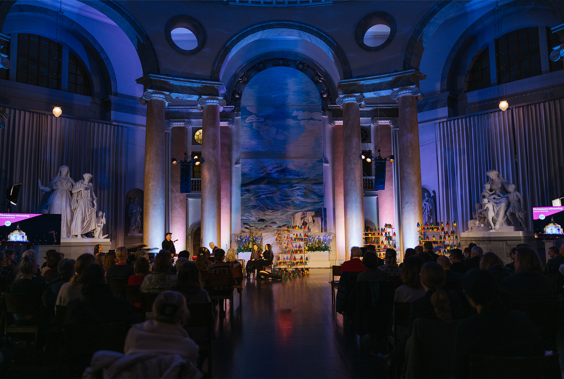 Publik och upplyst scen i Eric Ericsonhallen.