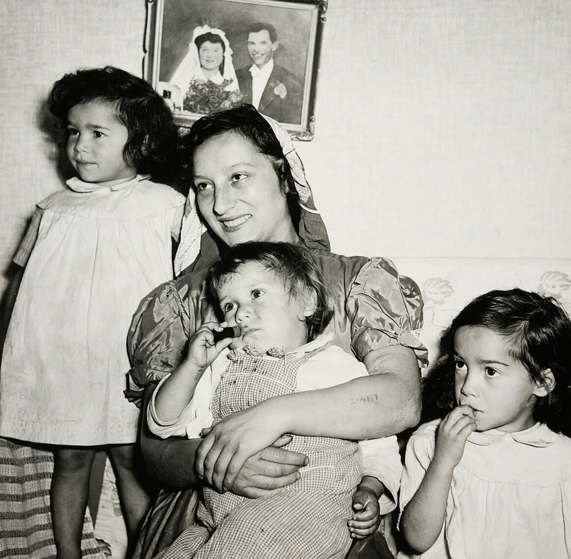 Hanna Dimitri tillsammans med sina tre barn