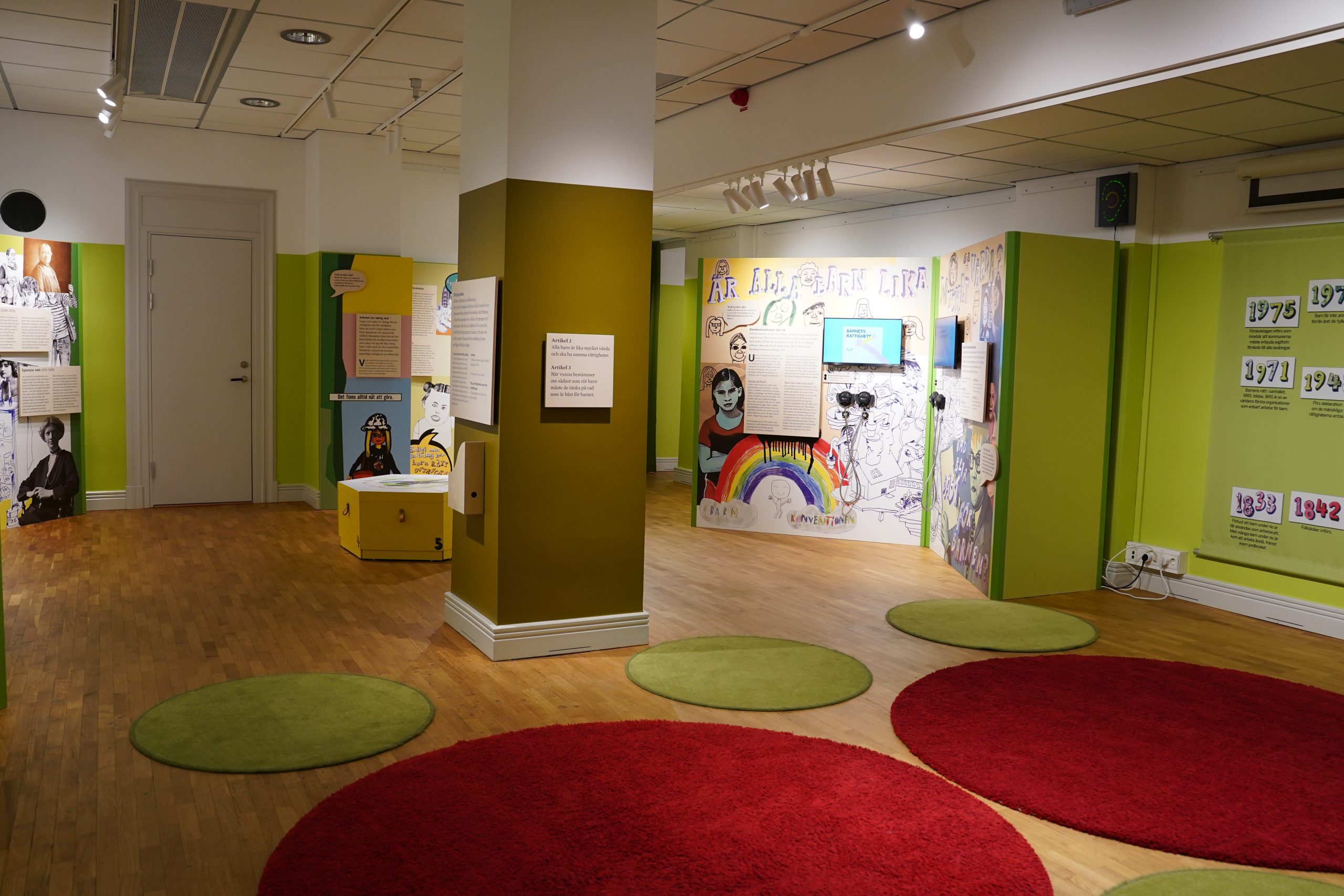 En bild över rummet där utställningen Barn har också rättigheter visas