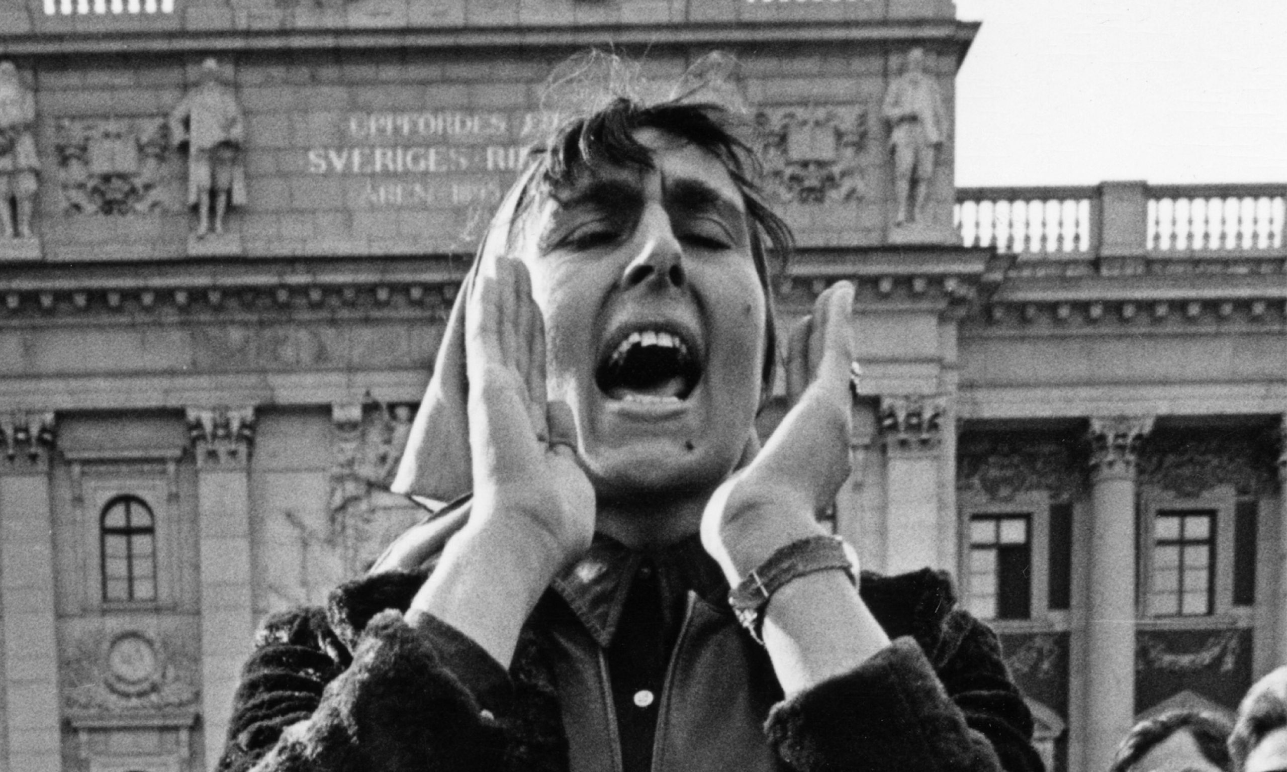 En kvinna som uttrycksfullt säger nej (Katarina Taikon).