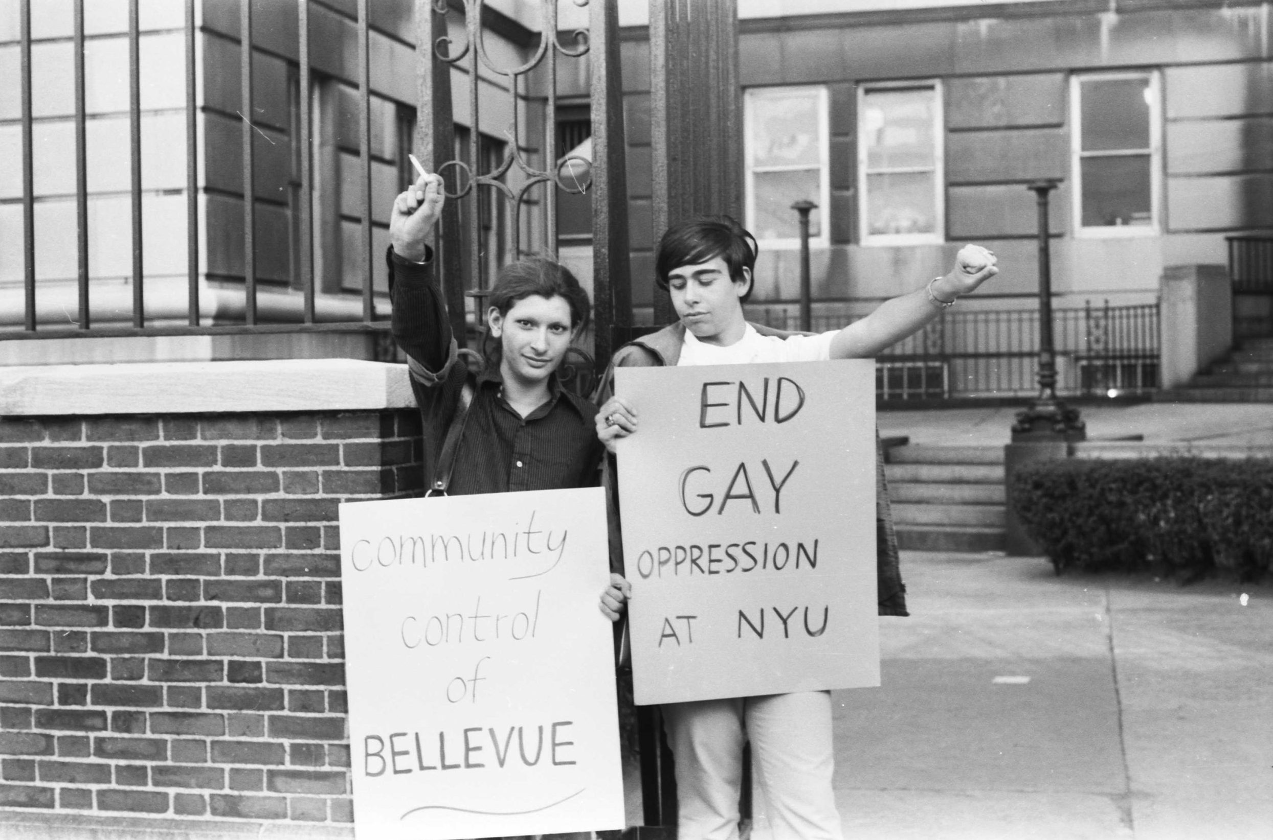 Bilden visar en person som räcker upp armen.