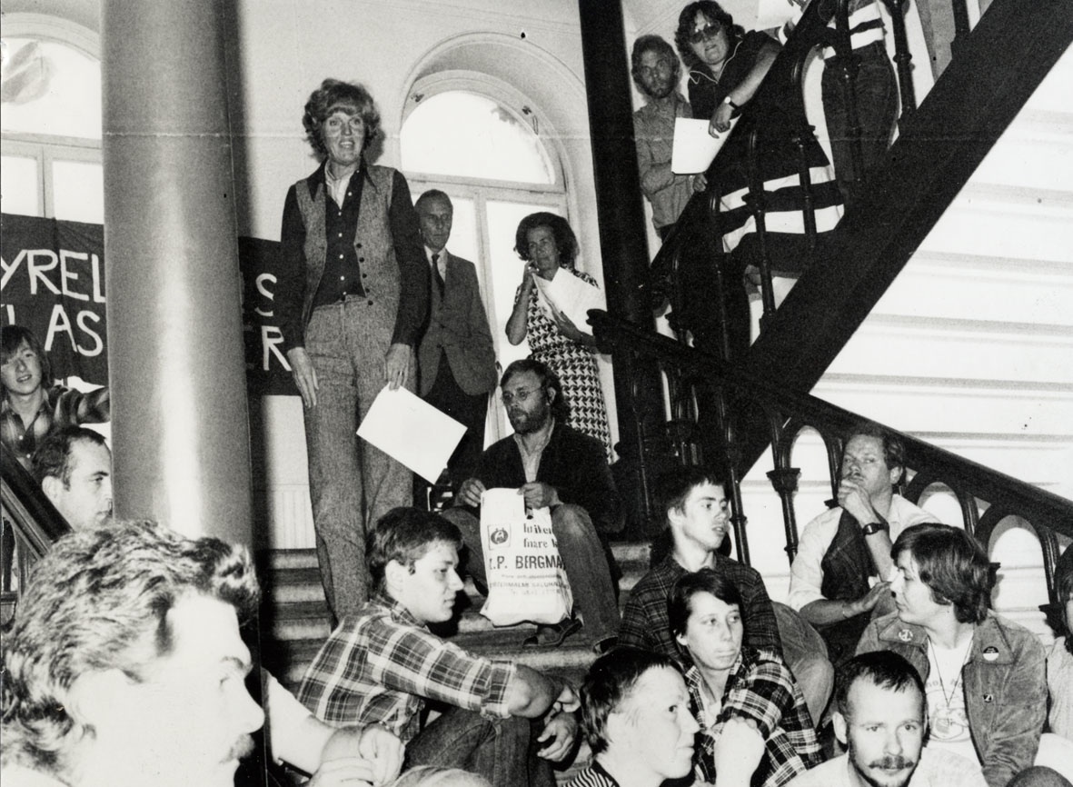 Människor sitter i en trappa.