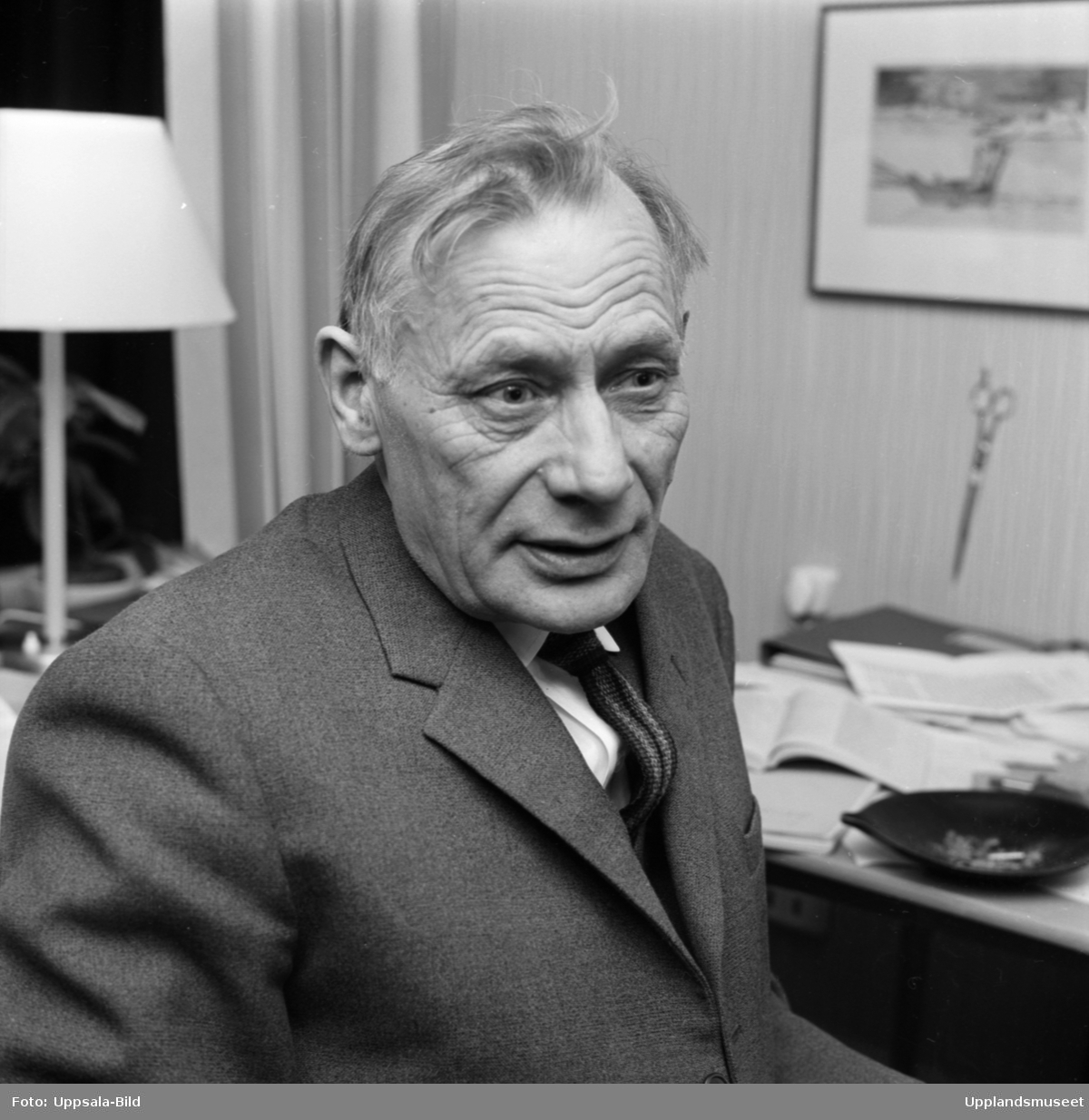 Svartvitt foto av äldre man i kavaj