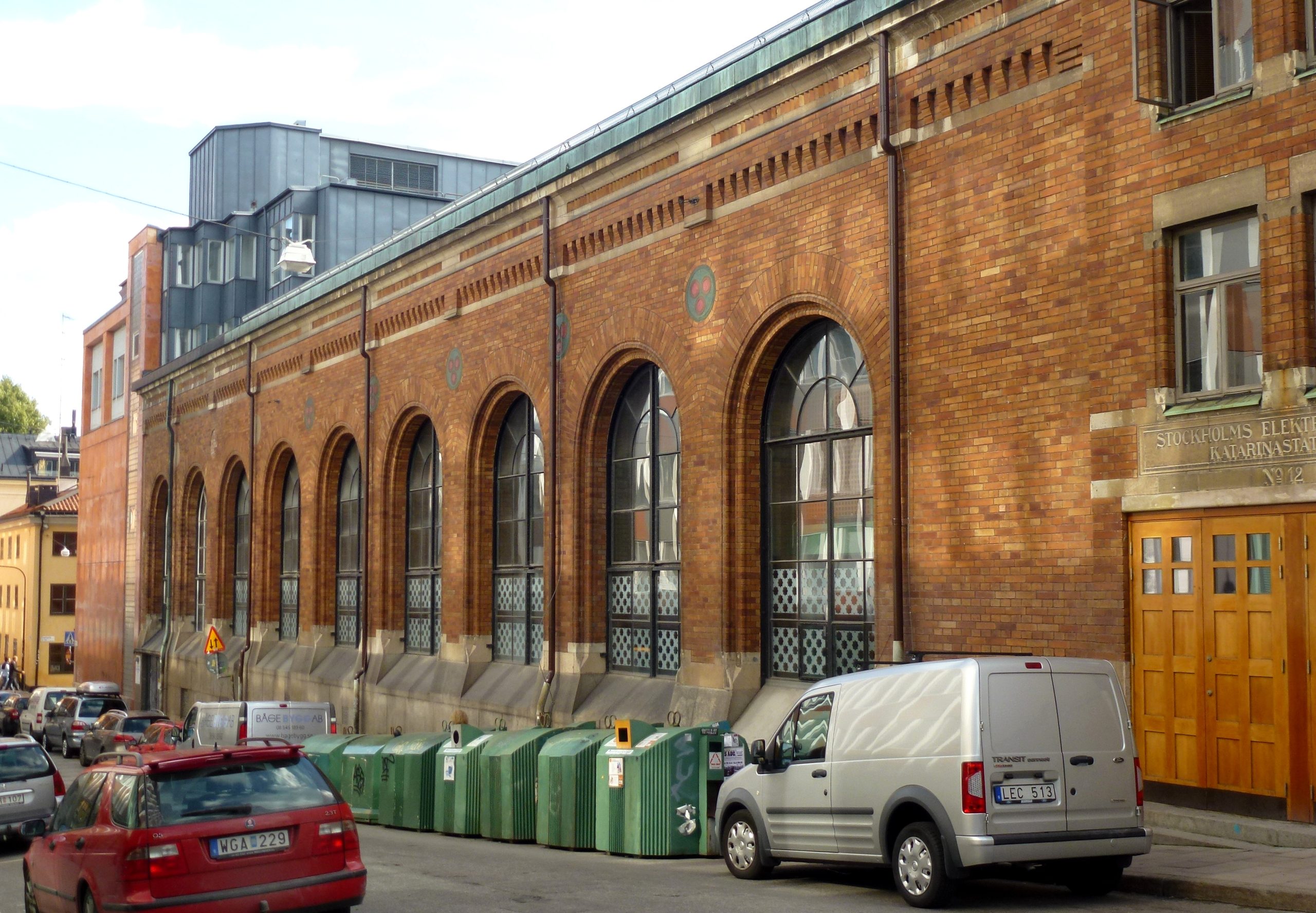 En tegelklädd fasad på ett stort äldre hus.