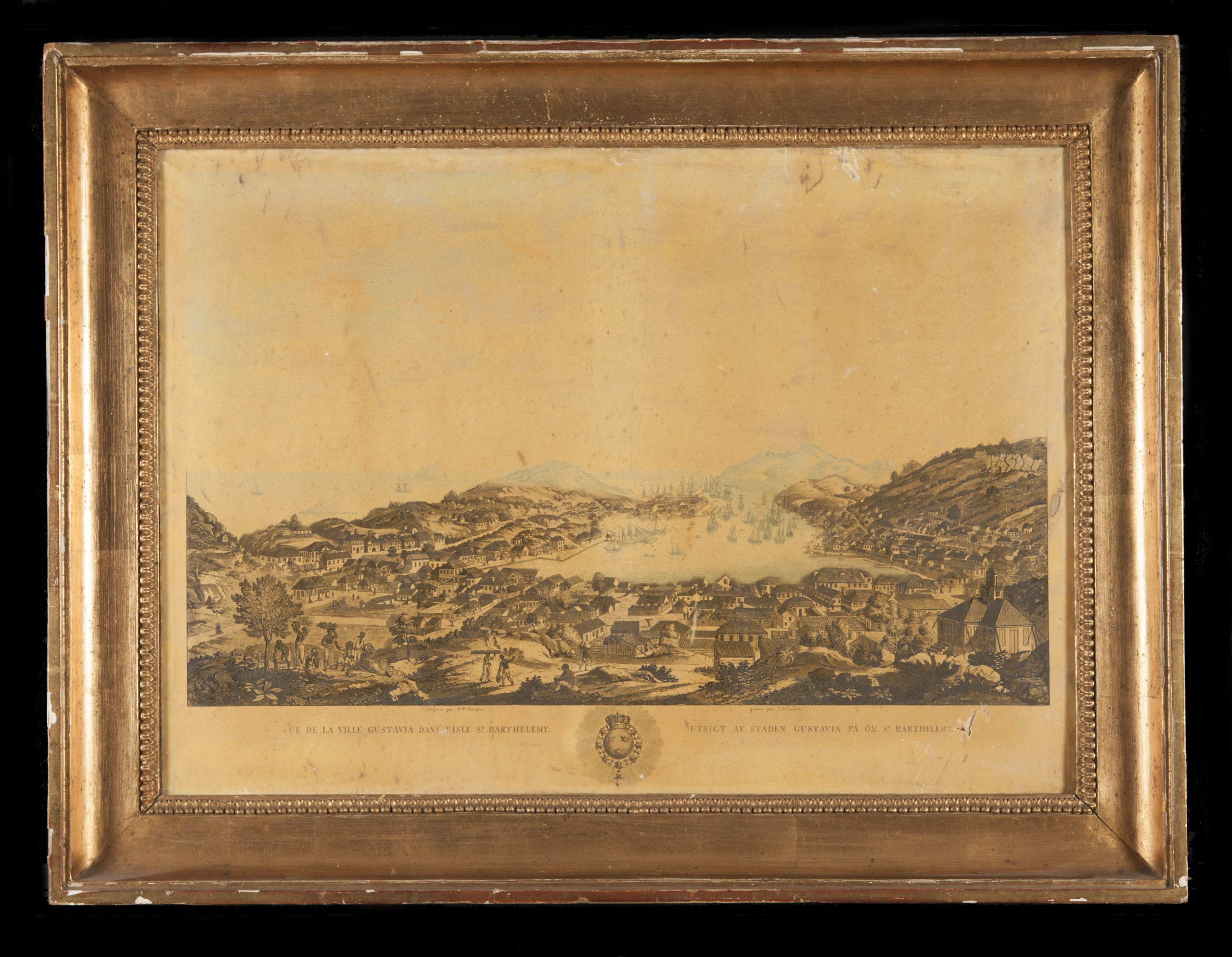 Staden Gustavia sedd från en höjd med hamnen i bakgrunden.