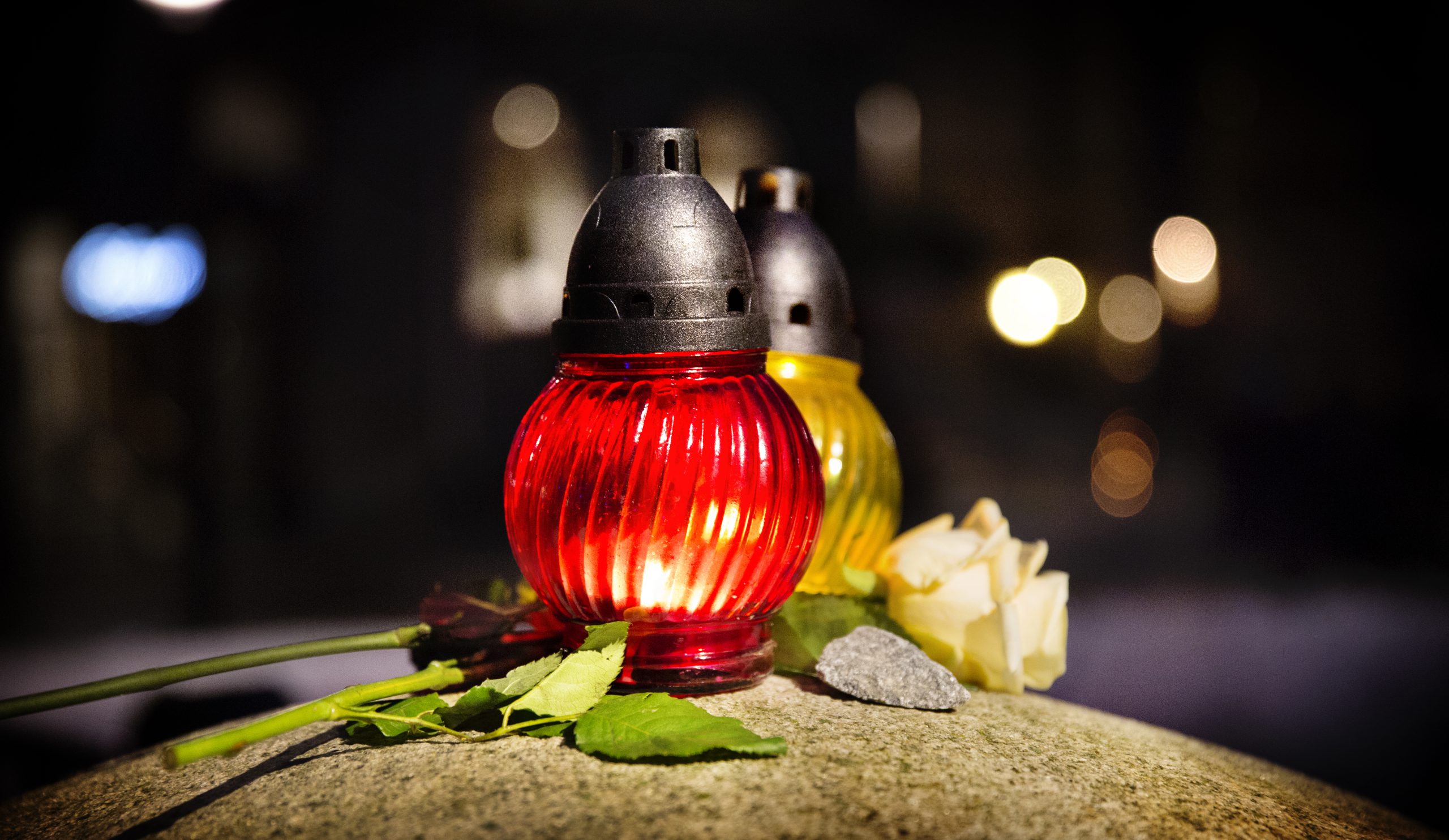 Ljuslykta och en ros.