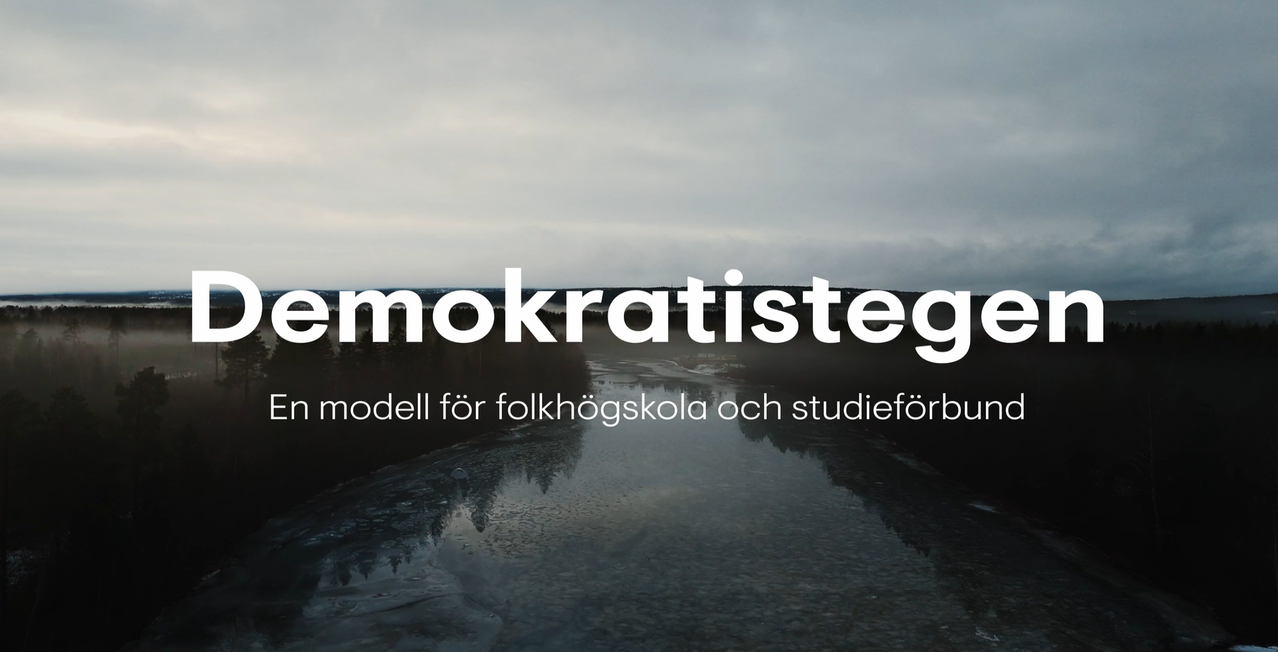 Texten "Demokratistegen för folkhögskola och studieförbund" över en bild på landskap med älv och skog.