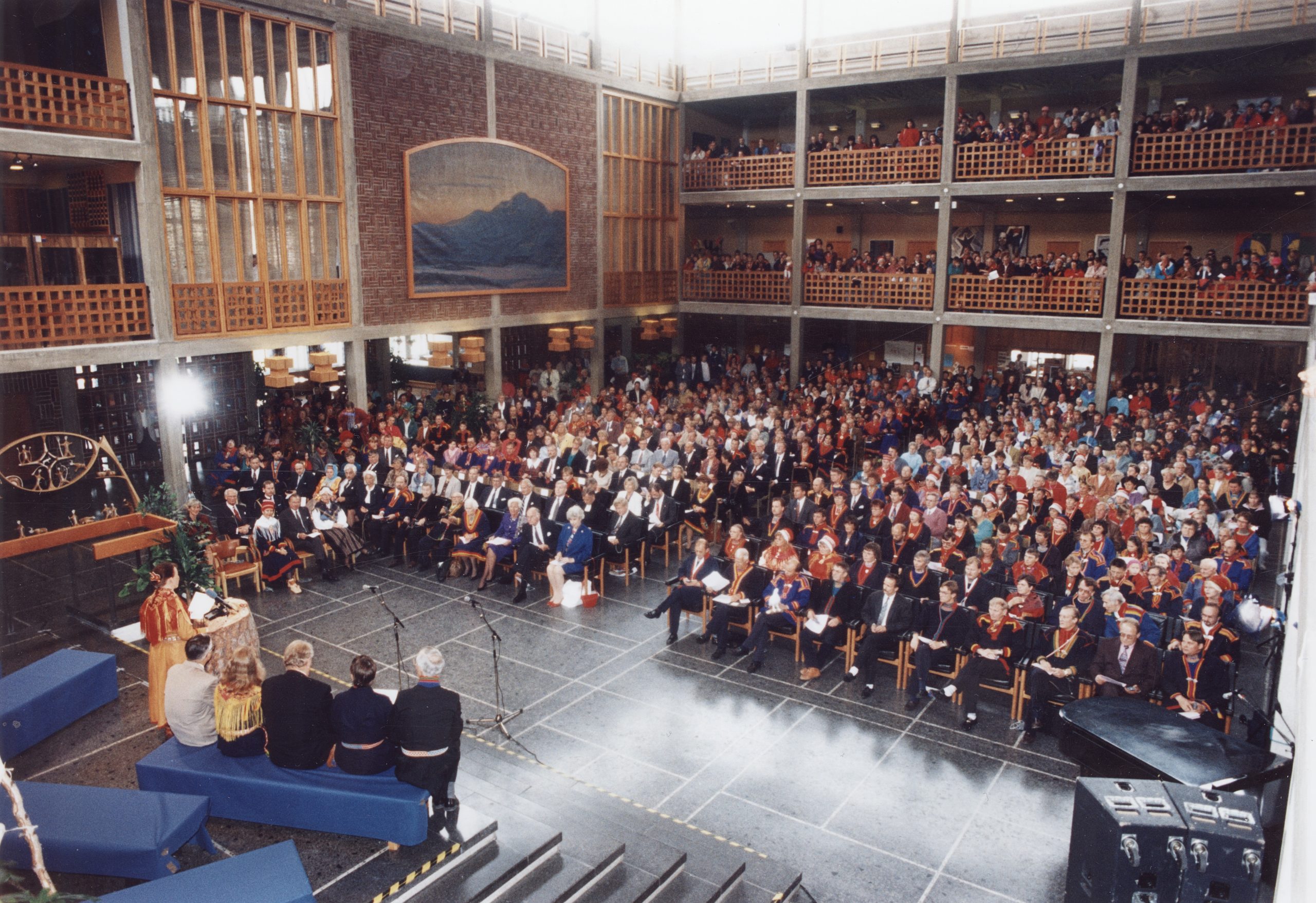 En stor och storslagen sal med fyllda åhörarbänkar.
