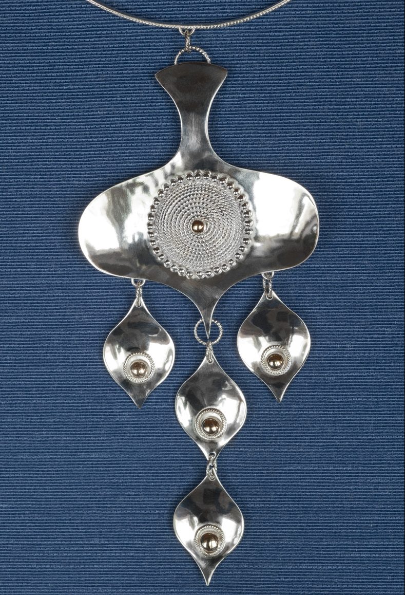 Ett halsband med hänge i silver i mjuka former.