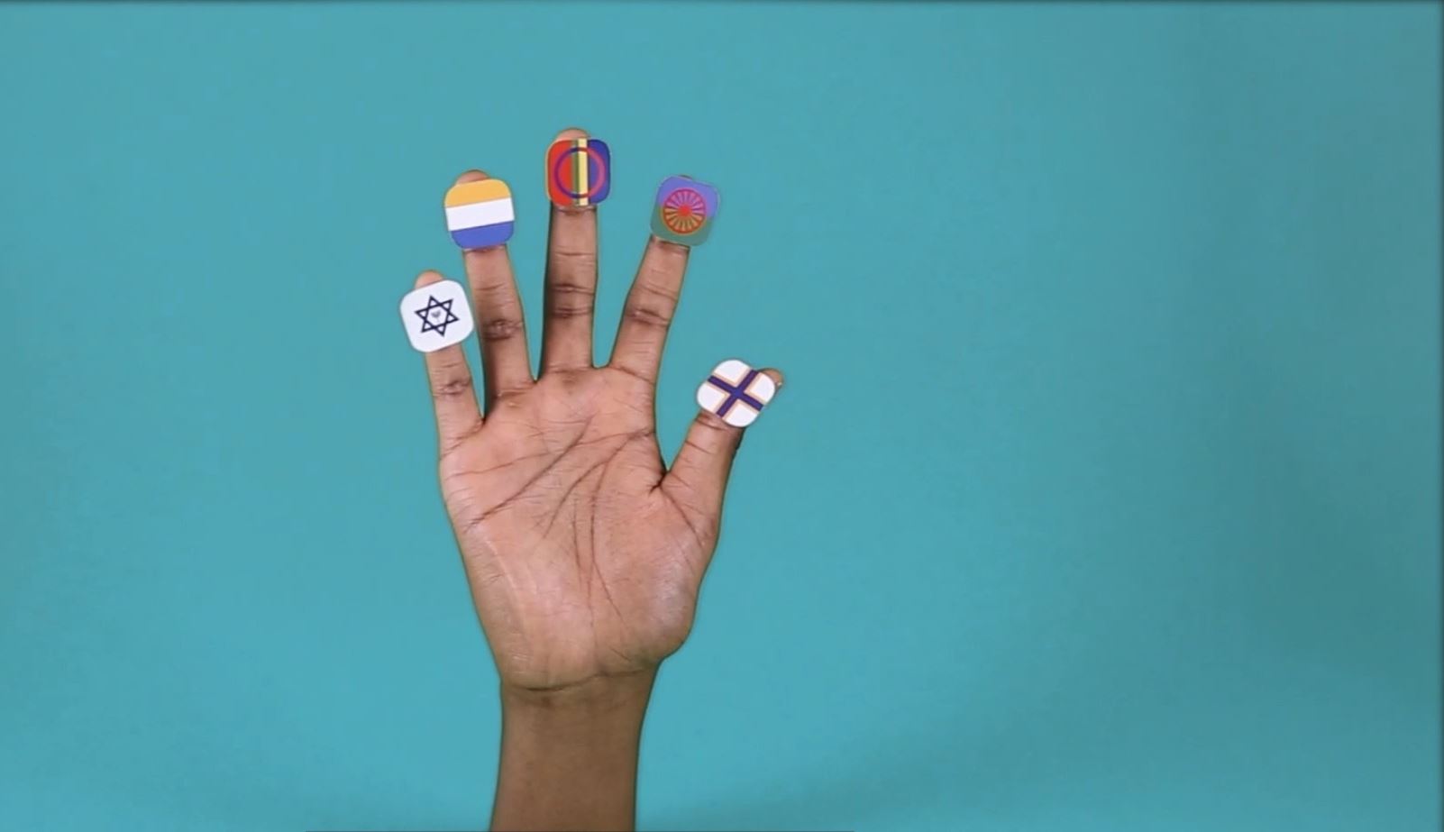 En hand sträcks upp i luften. På varje finger sitter en symbol för en av Sveriges fem nationella minoriteter.
