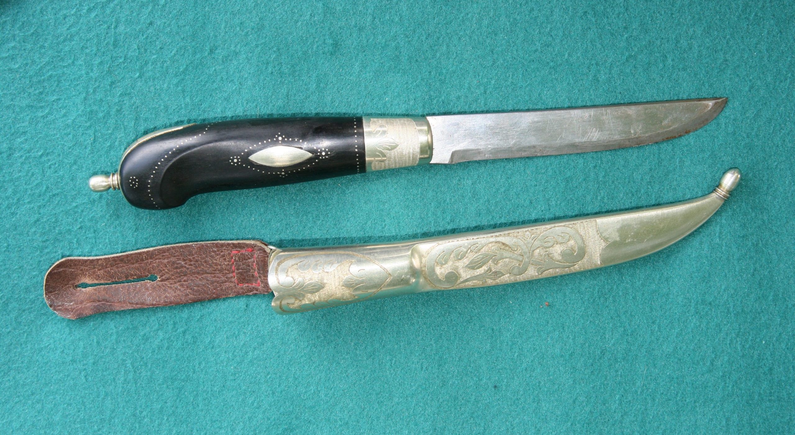 Två handgjorda knivar som ser gamla ut.