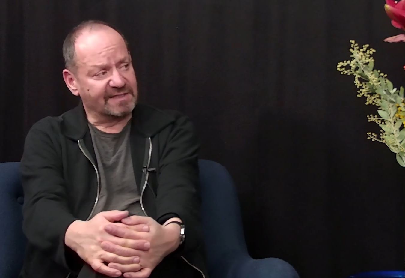 En medelålders man i svart luvtröja.