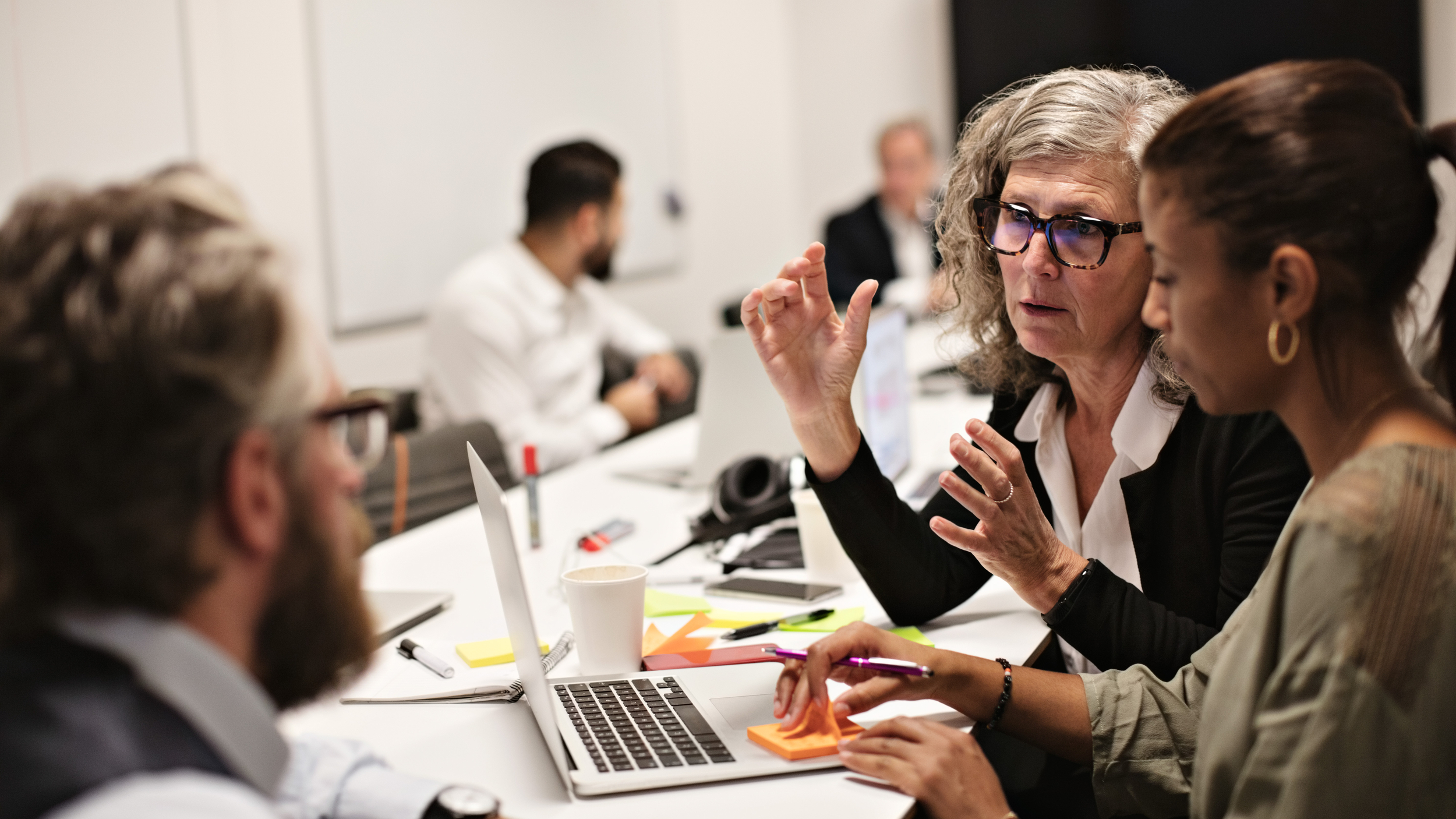 kollegor diskuterar vid ett mötesbord