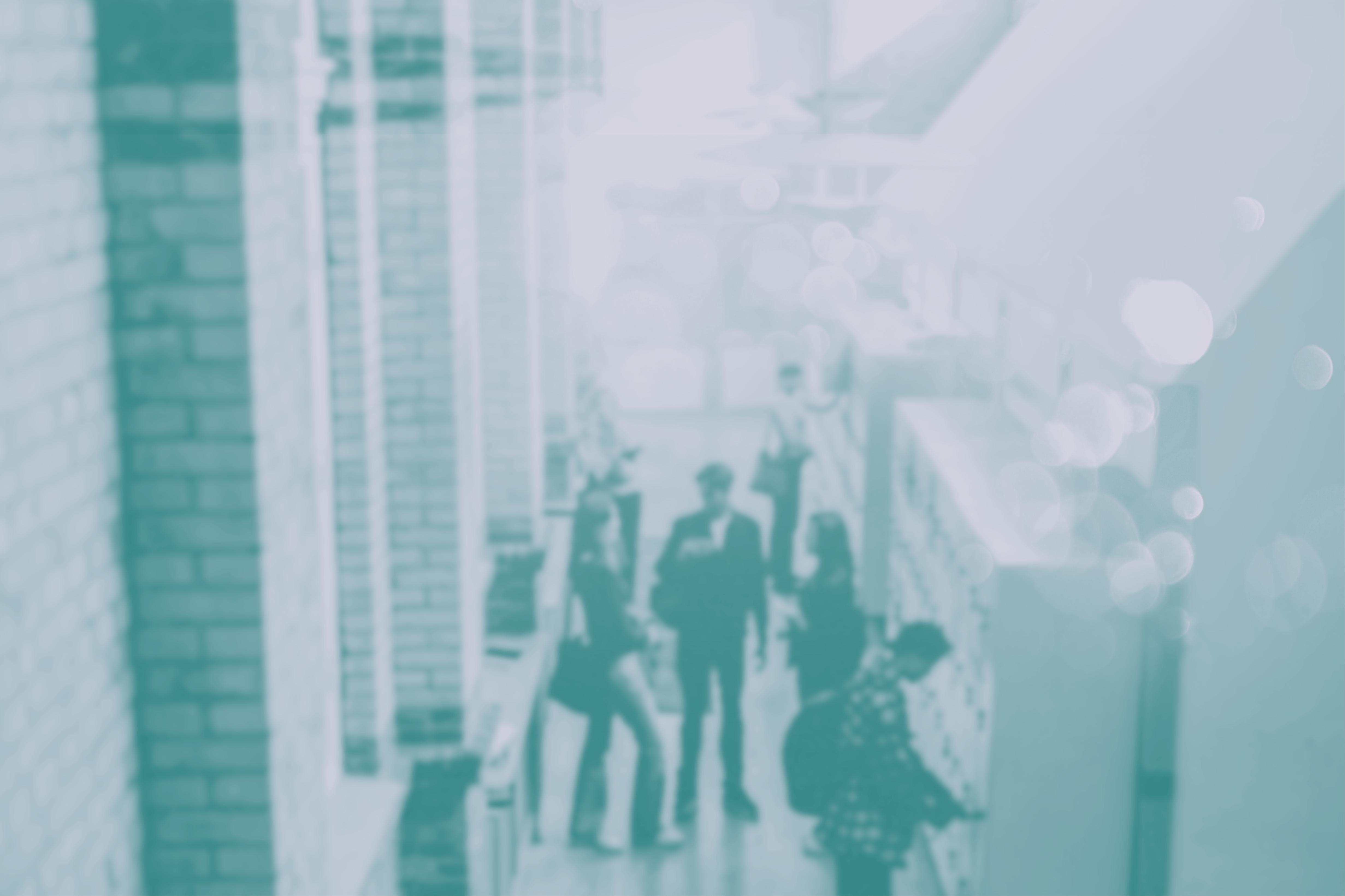 En suddig bild på ungdomar i skolkorridor.