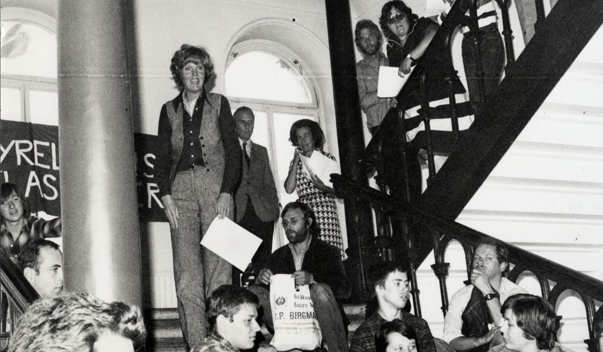 Människor sitter i en trappa.