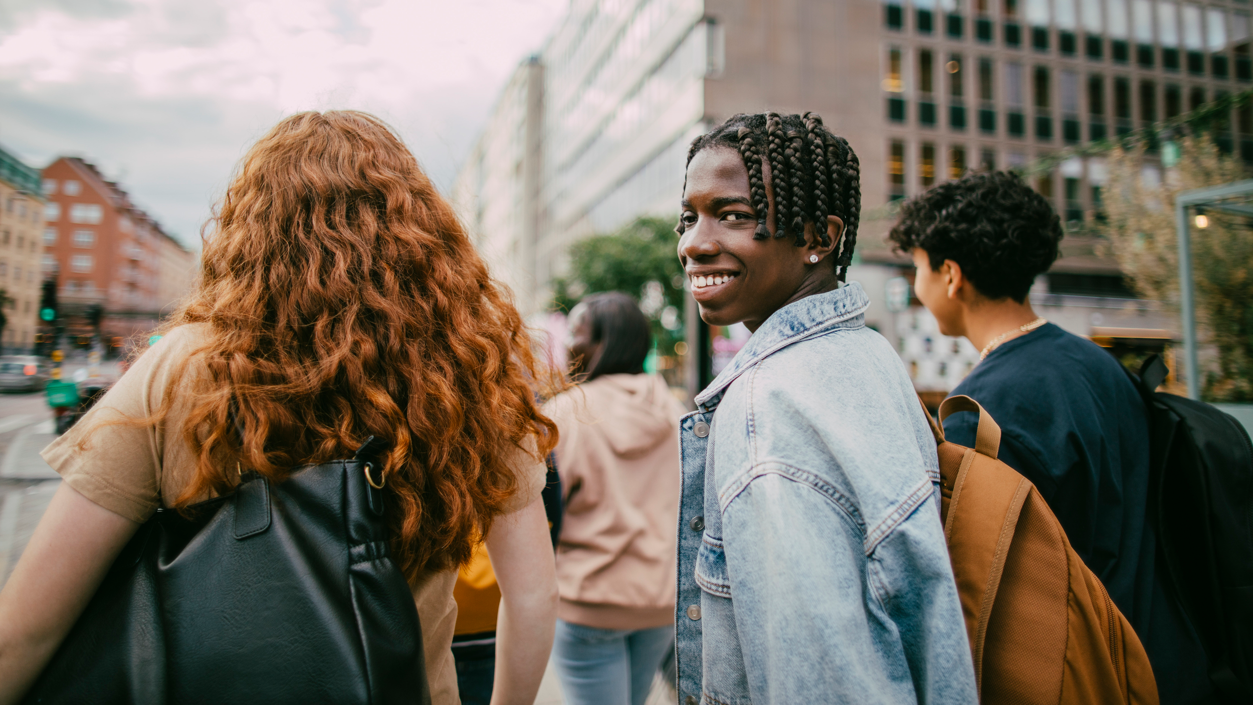 en grupp ungdomar utomhus
