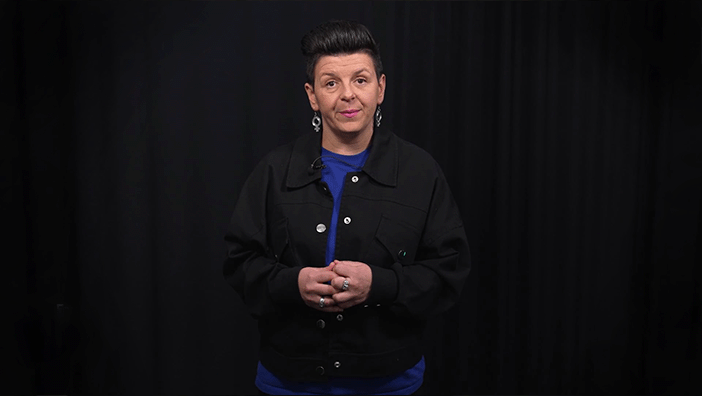 Bild av en kvinna som talar.